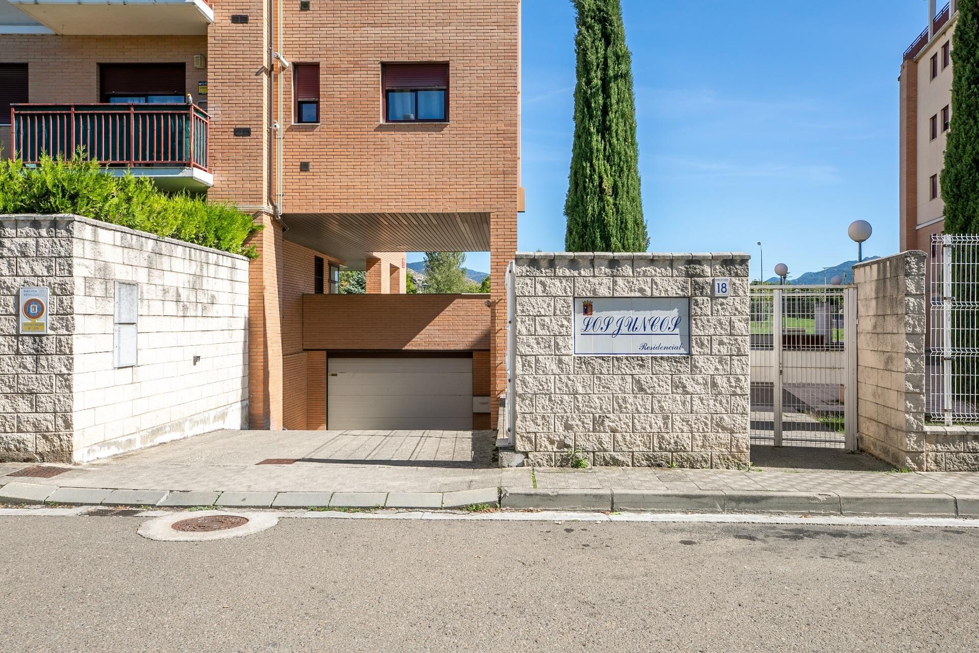 Vista exterior de Pis en venda en Sabiñánigo amb Calefacció, Jardí privat i Terrassa