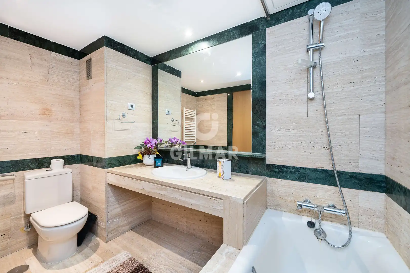 Bathroom of Flat for sale in Madrid  with Heating, Private garden and Storage room