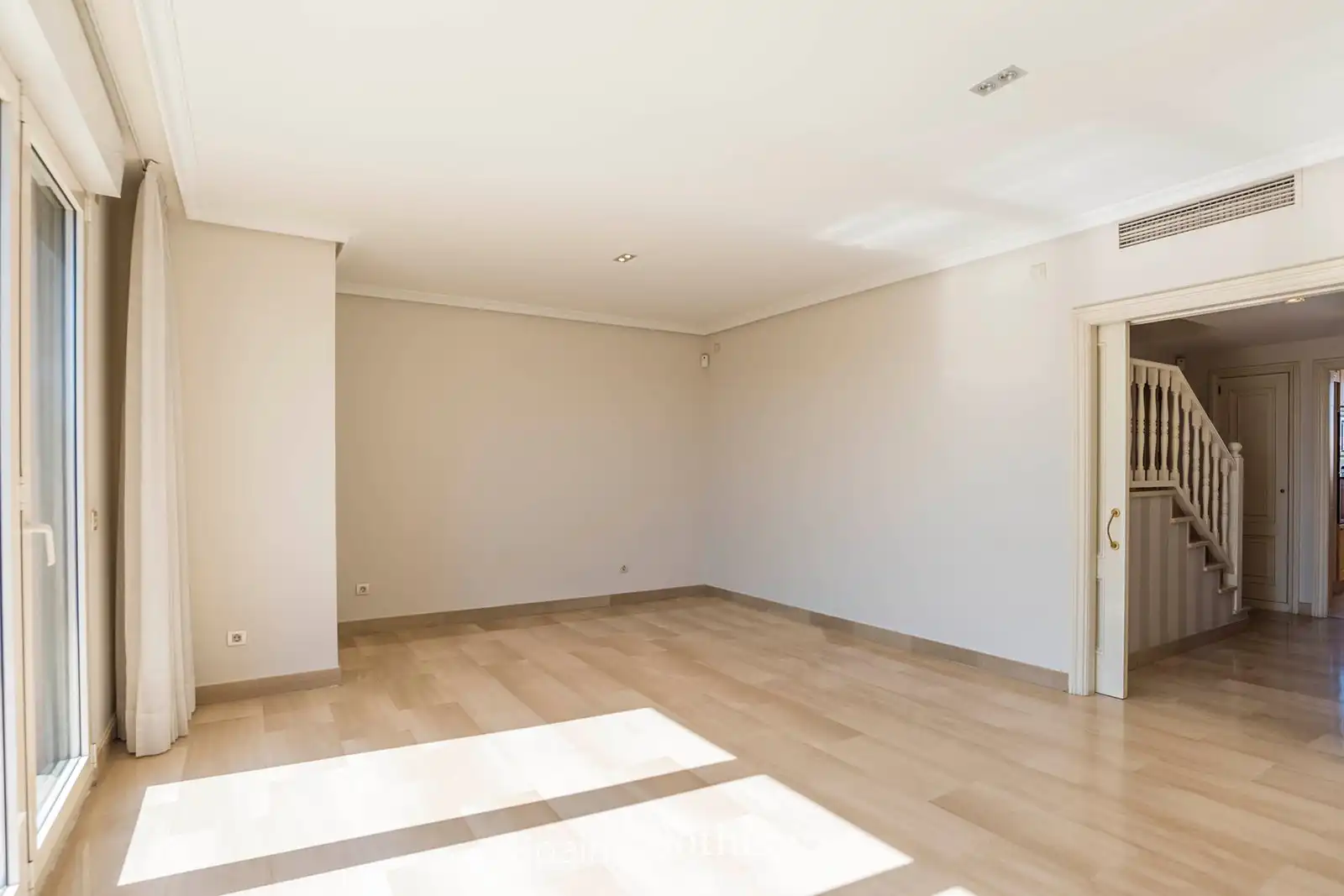 Sala de estar de Dúplex en venta en Pozuelo de Alarcón con Aire acondicionado, Calefacción y Terraza