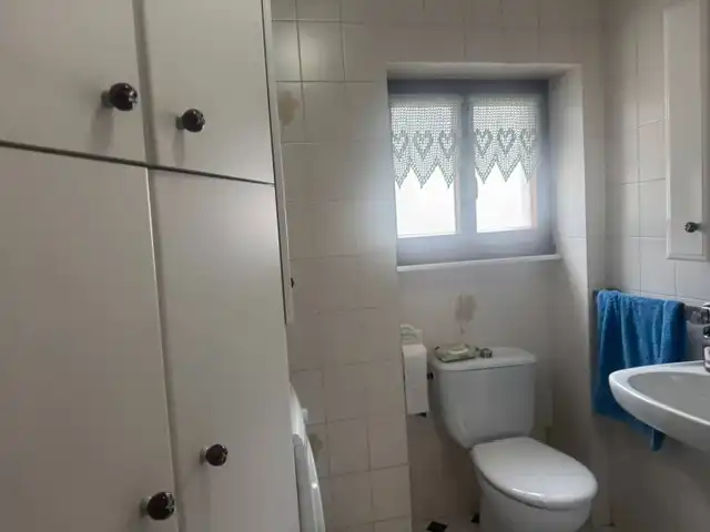 Bany de Pis en venda en Vegadeo amb Calefacció, Parquet i Moblat