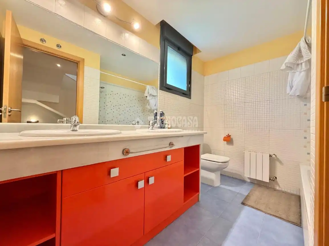 Baño de Casa adosada en venta en Valdemoro con Aire acondicionado, Jardín privado y Terraza