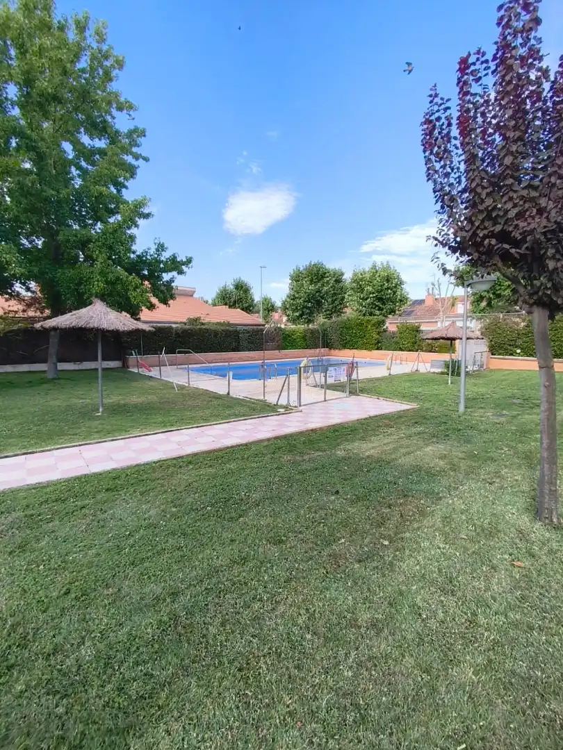 Piscina de Casa adosada en venta en Leganés con Calefacción, Jardín privado y Terraza
