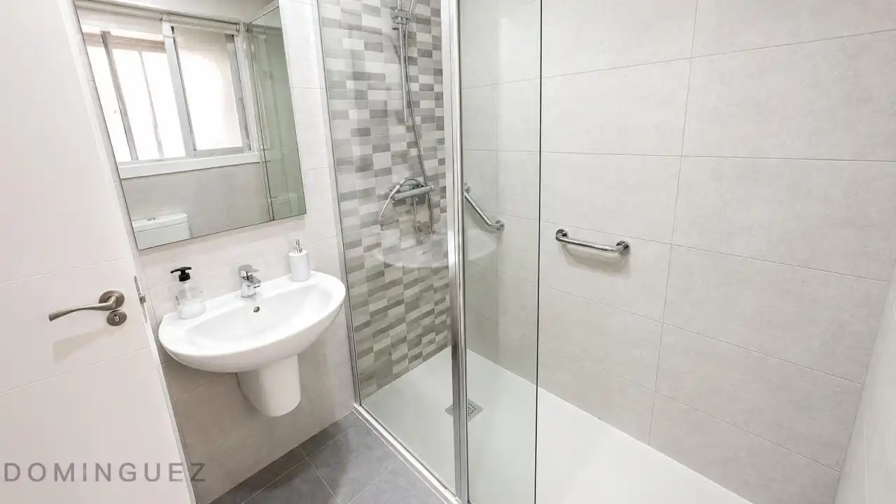 Bathroom of Flat for rent in Vigo   with Heating, Furnished and Balcony
