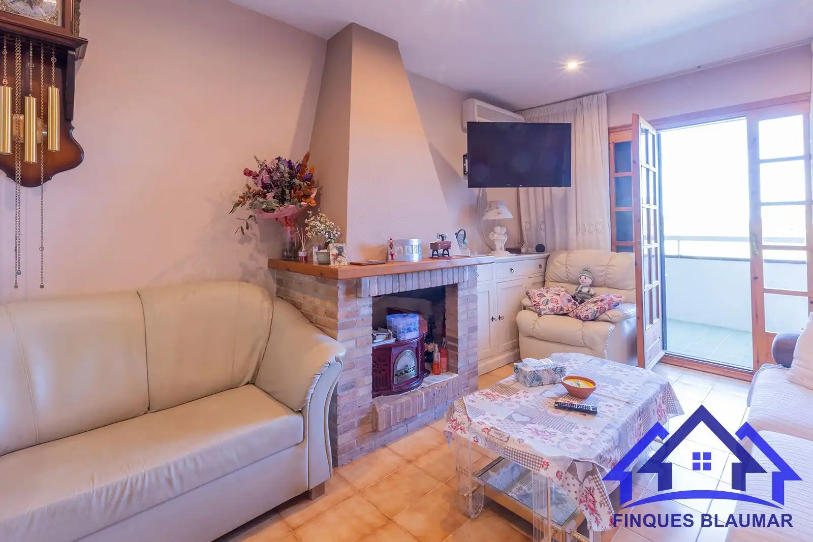 Sala d'estar de Casa o xalet en venda en Sant Iscle de Vallalta amb Aire condicionat, Calefacció i Jardí privat