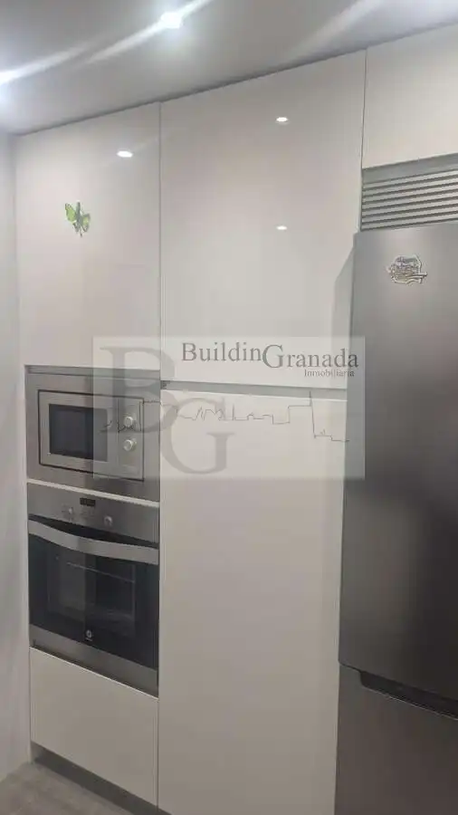 Cuina de Pis de lloguer en Granada amb Aire condicionat, Calefacció i Moblat