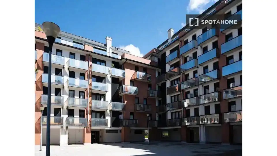 Vista exterior de Apartament per a compartir en Santa Cruz de Bezana amb Aire condicionat, Calefacció i Terrassa