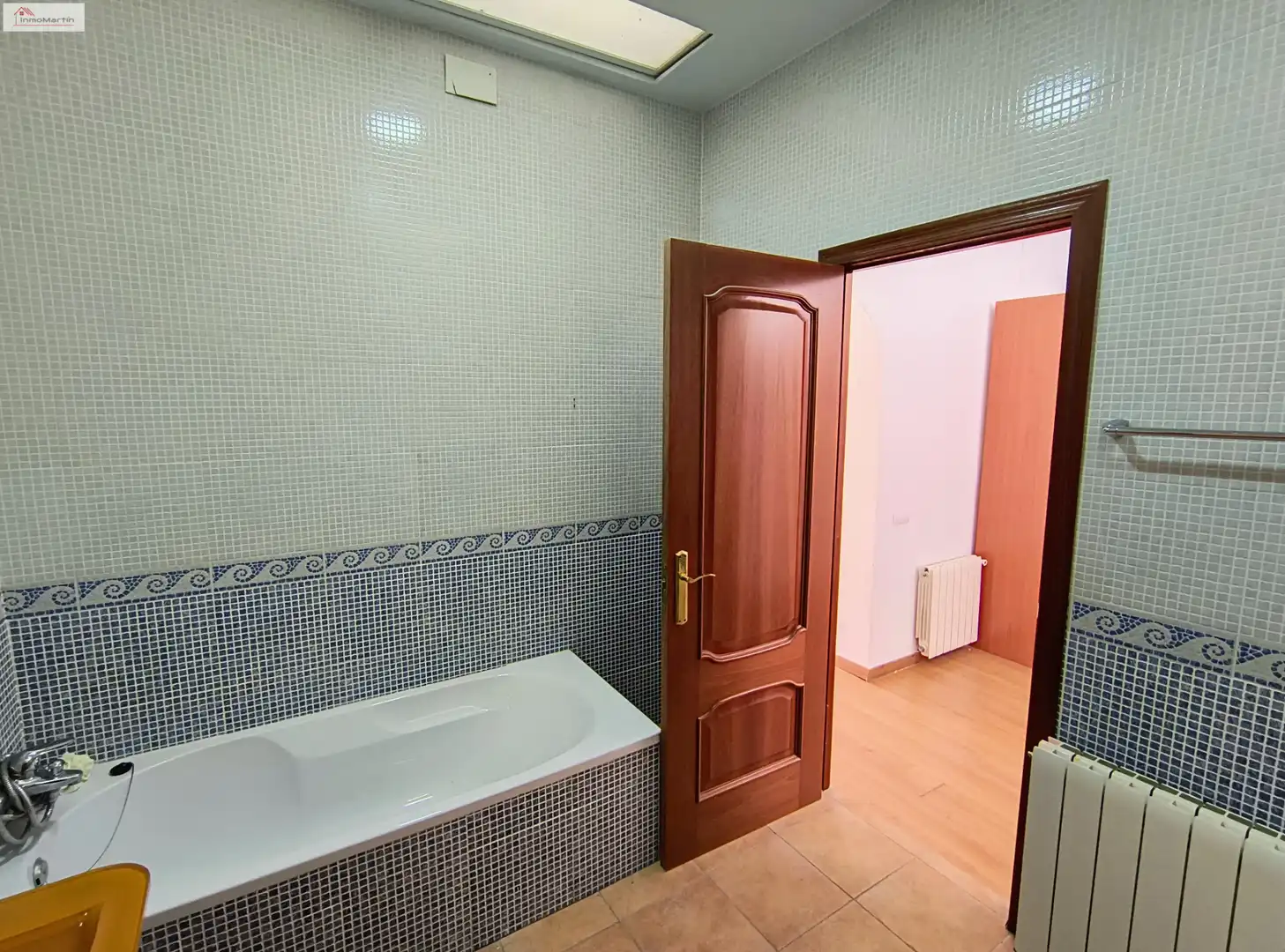 Baño de Casa adosada en venta en Almadén de la Plata con Aire acondicionado, Calefacción y Terraza