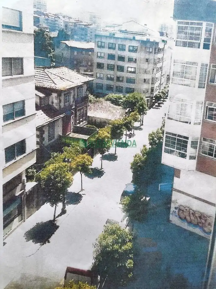 Vista exterior de Edifici en venda en Vigo 