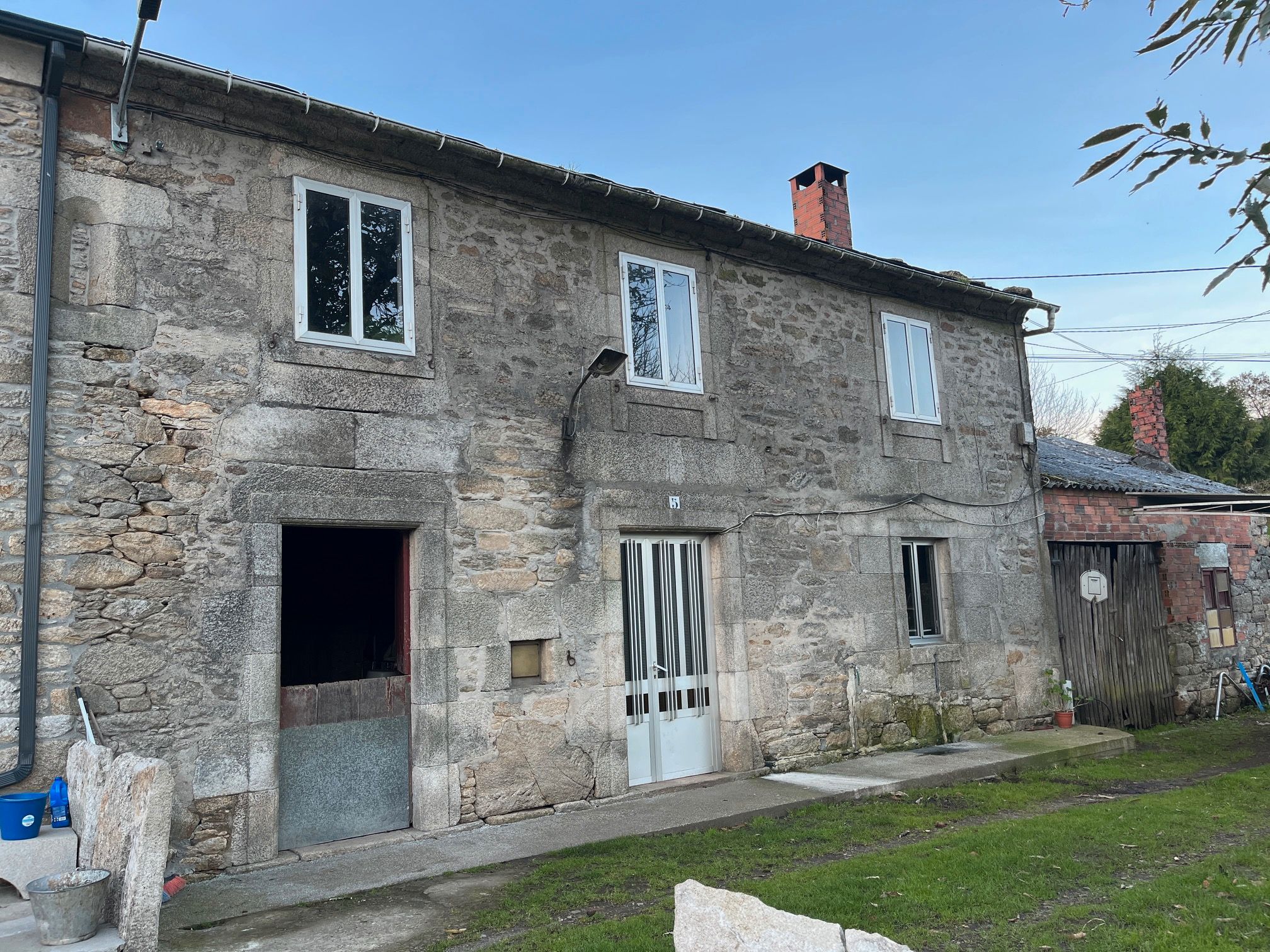 Vista exterior de Casa adosada en venda en Sarria amb Jardí privat