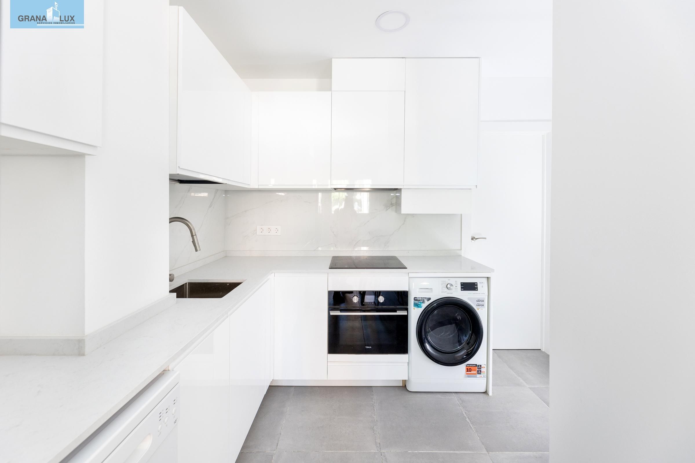 Kitchen of Apartment for sale in  Granada Capital