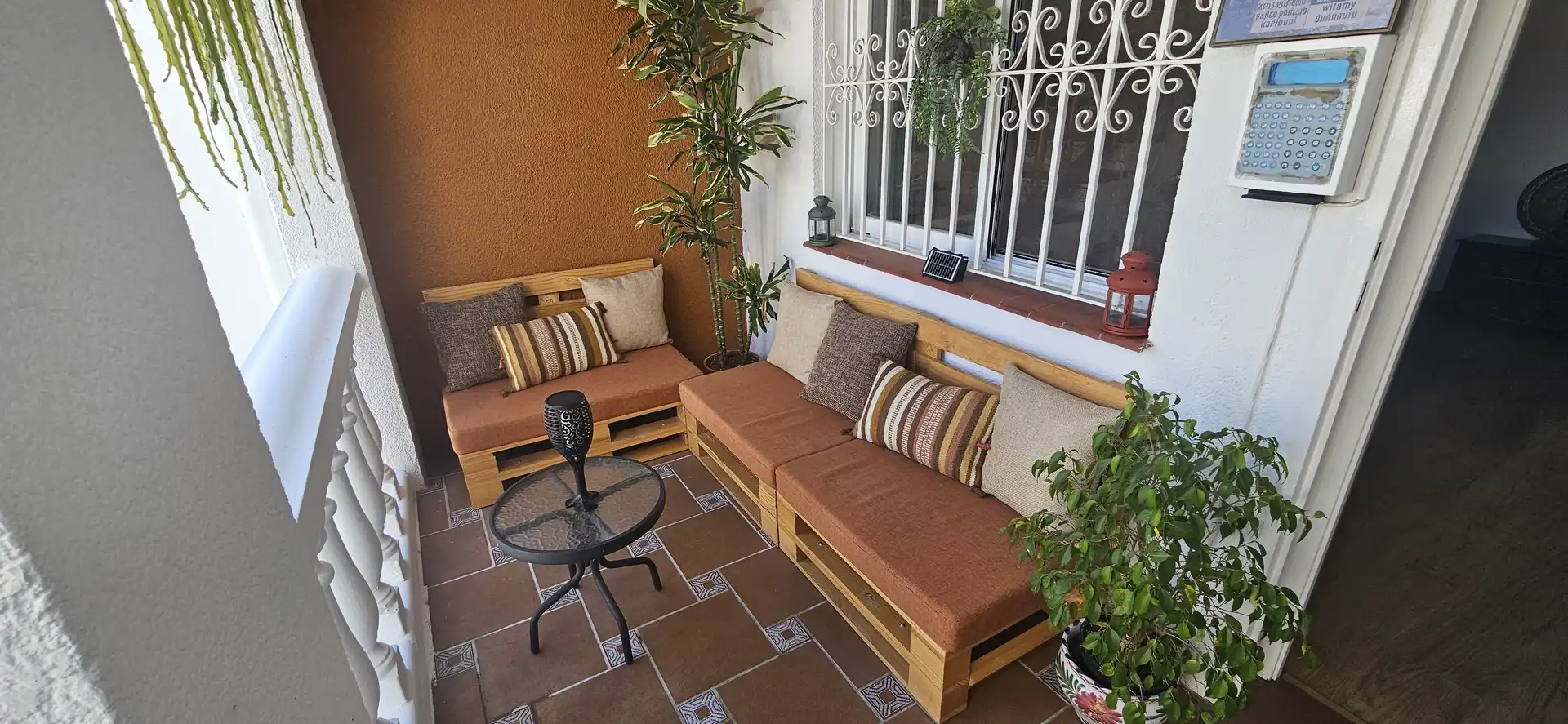 Terrasse von Einfamilien-Reihenhaus zum Verkauf in L'Alfàs del Pi mit Abstellraum, Schwimmbad und Möbliert