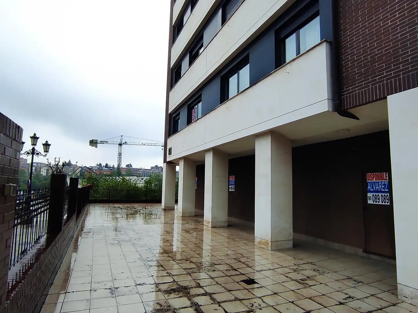 Vista exterior de Local en venta en Oviedo 