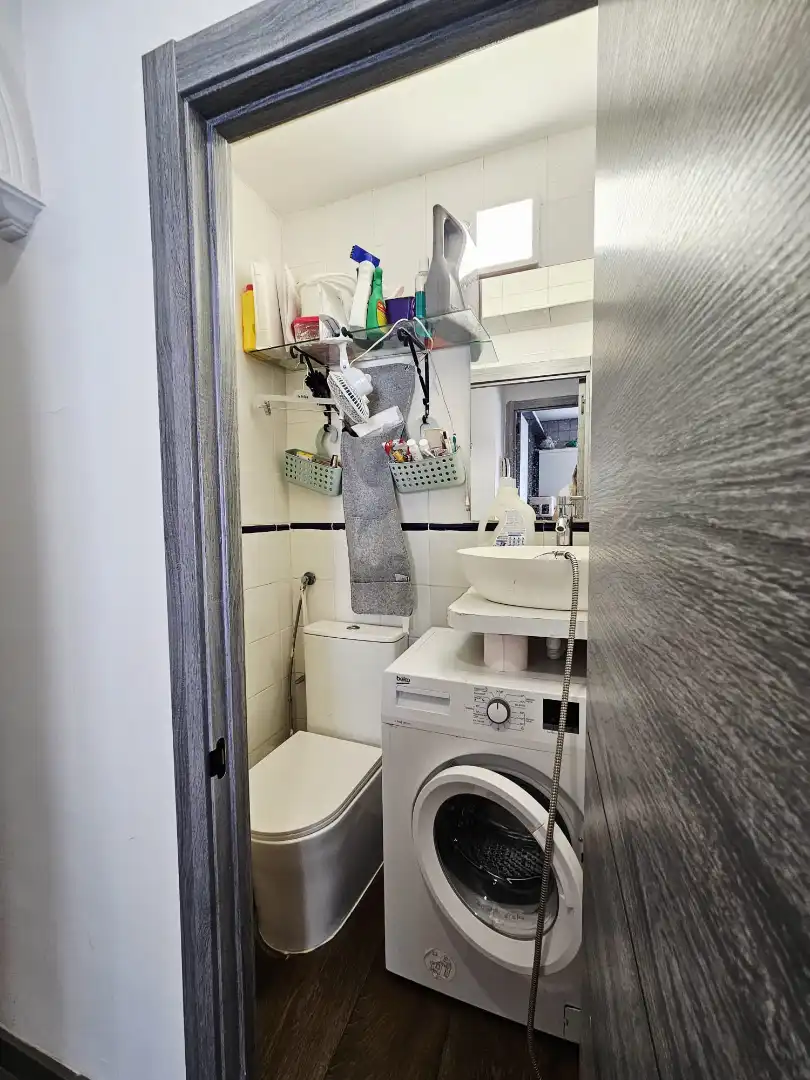 Bathroom of Flat for sale in Madrid  with Air Conditioner and Heating