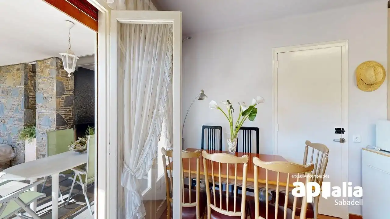 Menjador de Casa o xalet en venda en Barberà del Vallès amb Calefacció, Jardí privat i Terrassa
