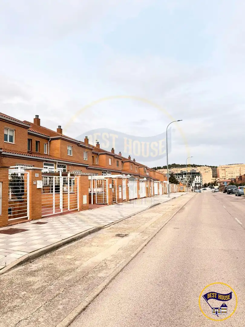 Detached homes for sale in Calle JOAQUIN RODRIGO , San Fernando - Carretera de Valencia