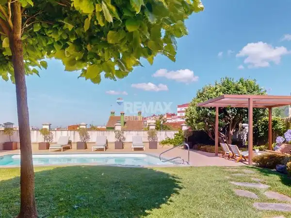 Piscina de Casa o xalet en venda en Vigo  amb Calefacció, Jardí privat i Parquet