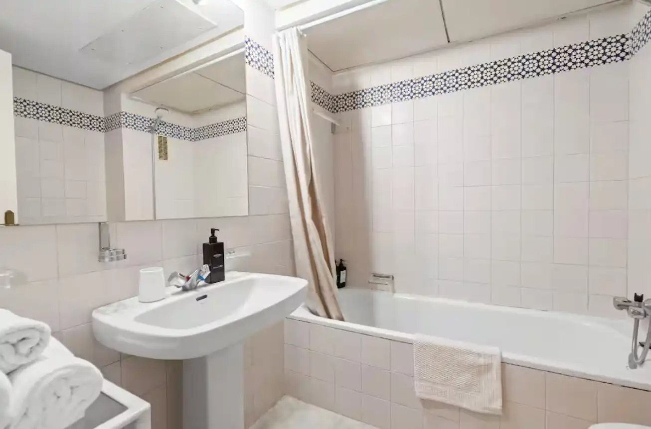Bany de Apartament de lloguer en Marbella amb Aire condicionat, Calefacció i Parquet