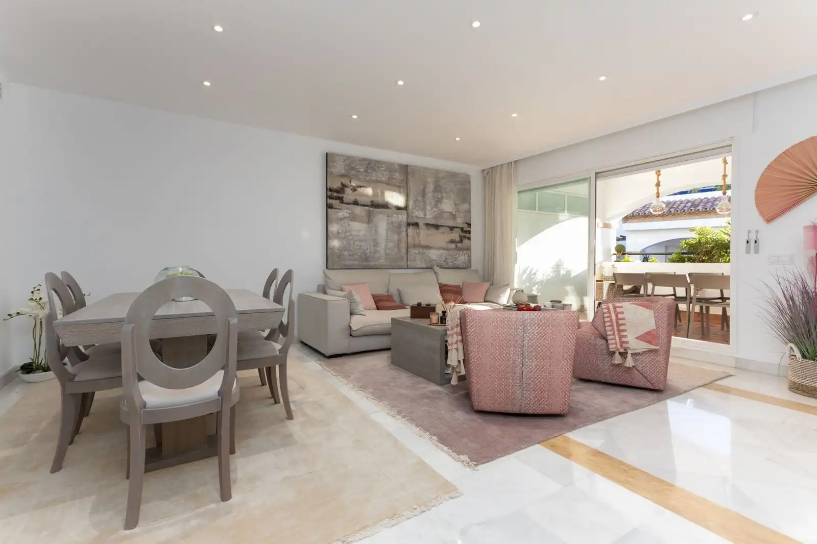 Wohnzimmer von Wohnung zum Verkauf in Marbella mit Klimaanlage, Privatgarten und Terrasse