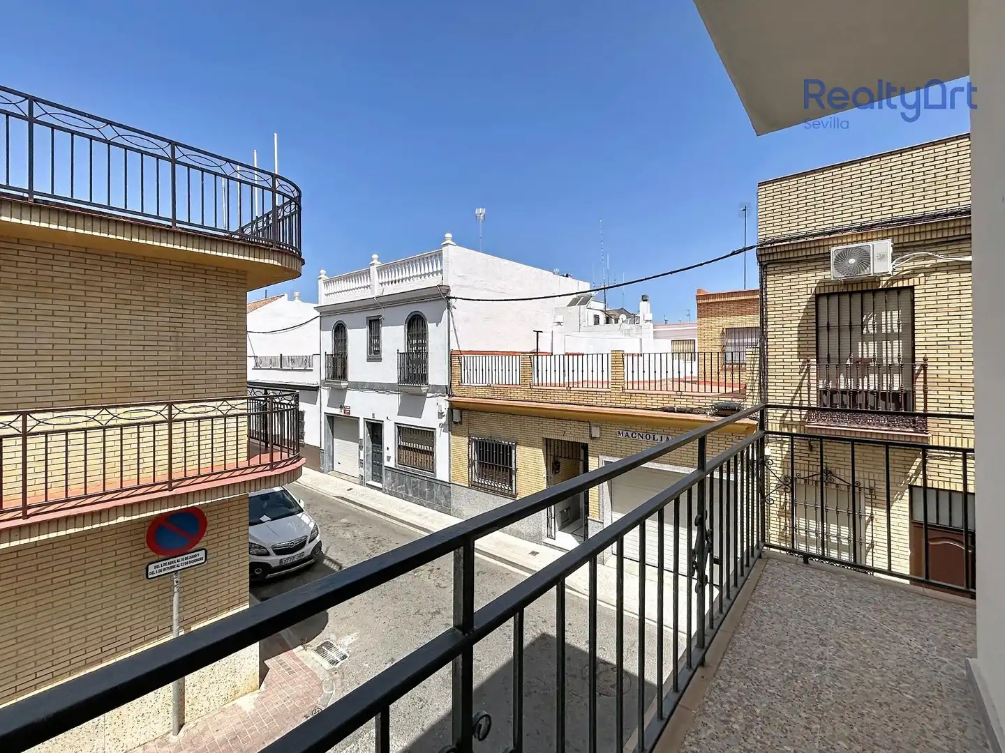 Vista exterior de Casa o xalet en venda en Sevilla amb Aire condicionat, Terrassa i Balcó