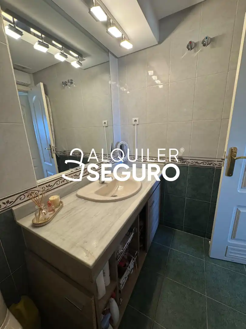 Bany de Pis de lloguer en Málaga amb Aire condicionat, Terrassa i Piscina