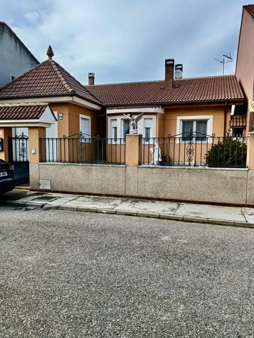 Exterior view of Flat for sale in Soto de la Vega, León