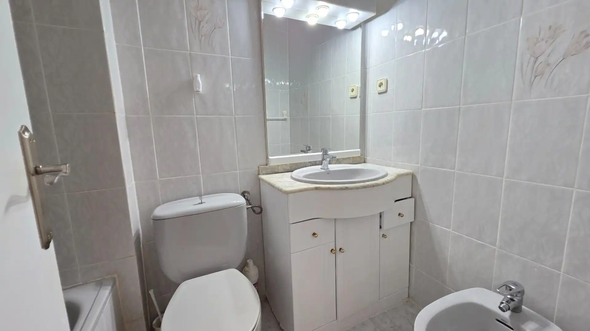 Bathroom of Flat for sale in Paterna