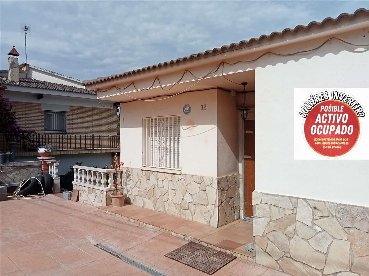Vista exterior de Casa o xalet en venda en Rubí amb Jardí privat, Terrassa i Alarma