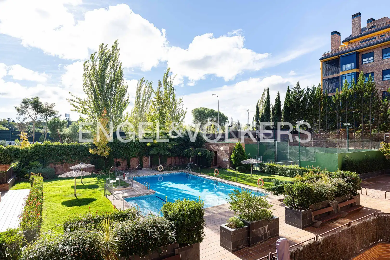 Swimming pool of Flat for rent in Madrid  with Air Conditioner, Heating and Parquet flooring