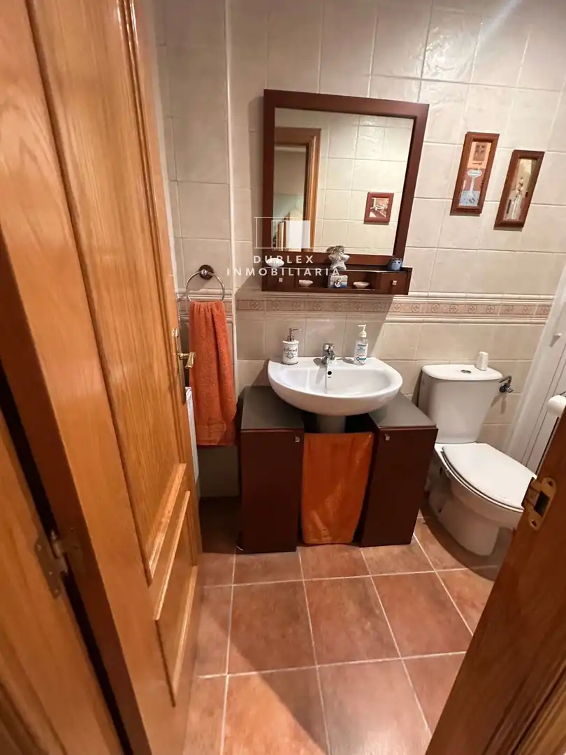 Baño de Casa adosada en venta en Cuenca con Calefacción, Terraza y Amueblado