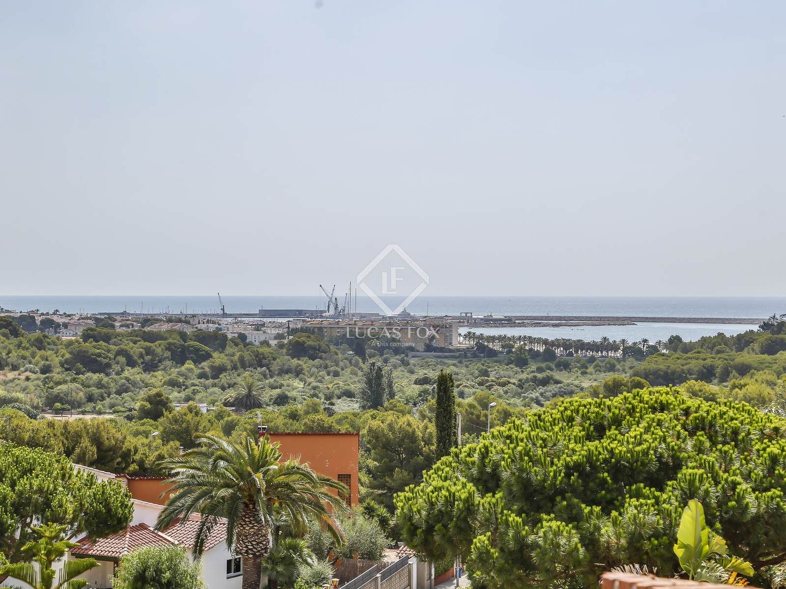 Vista exterior de Casa o xalet en venda en Vilanova i la Geltrú amb Aire condicionat, Jardí privat i Terrassa