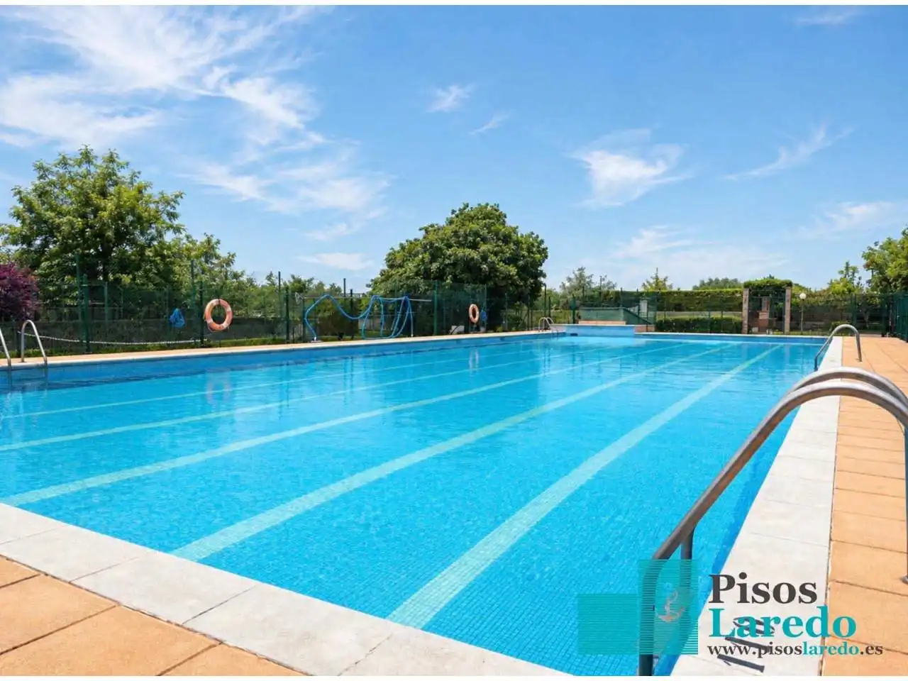 Piscina de Pis en venda en Laredo amb Calefacció, Terrassa i Moblat