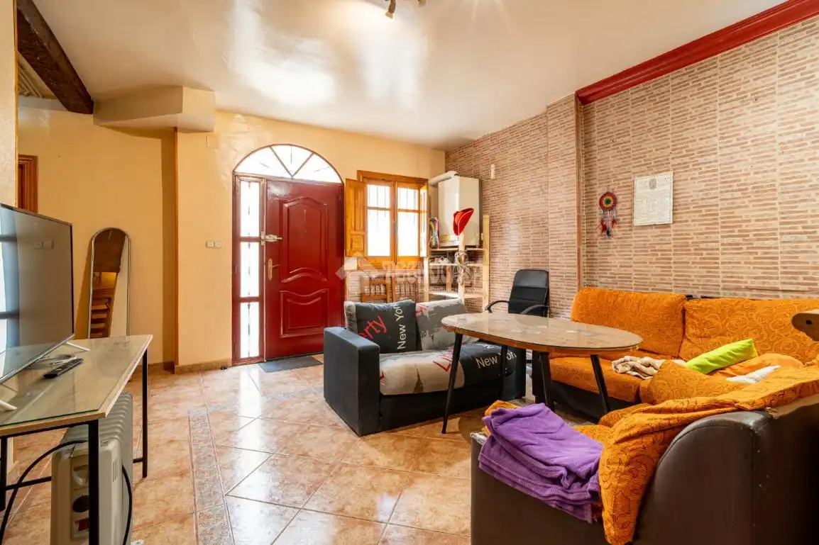 Sala de estar de Casa adosada en venta en Granada con Aire acondicionado