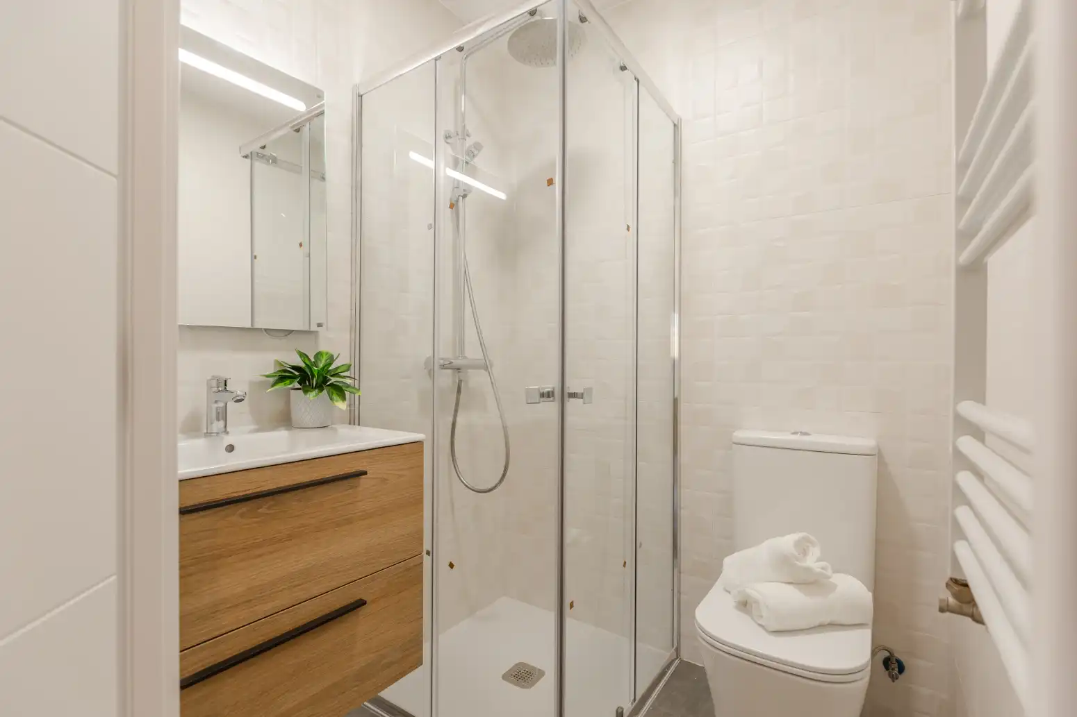 Badezimmer von Wohnung zum Verkauf in  Pamplona / Iruña mit Klimaanlage, Heizung und Parkett
