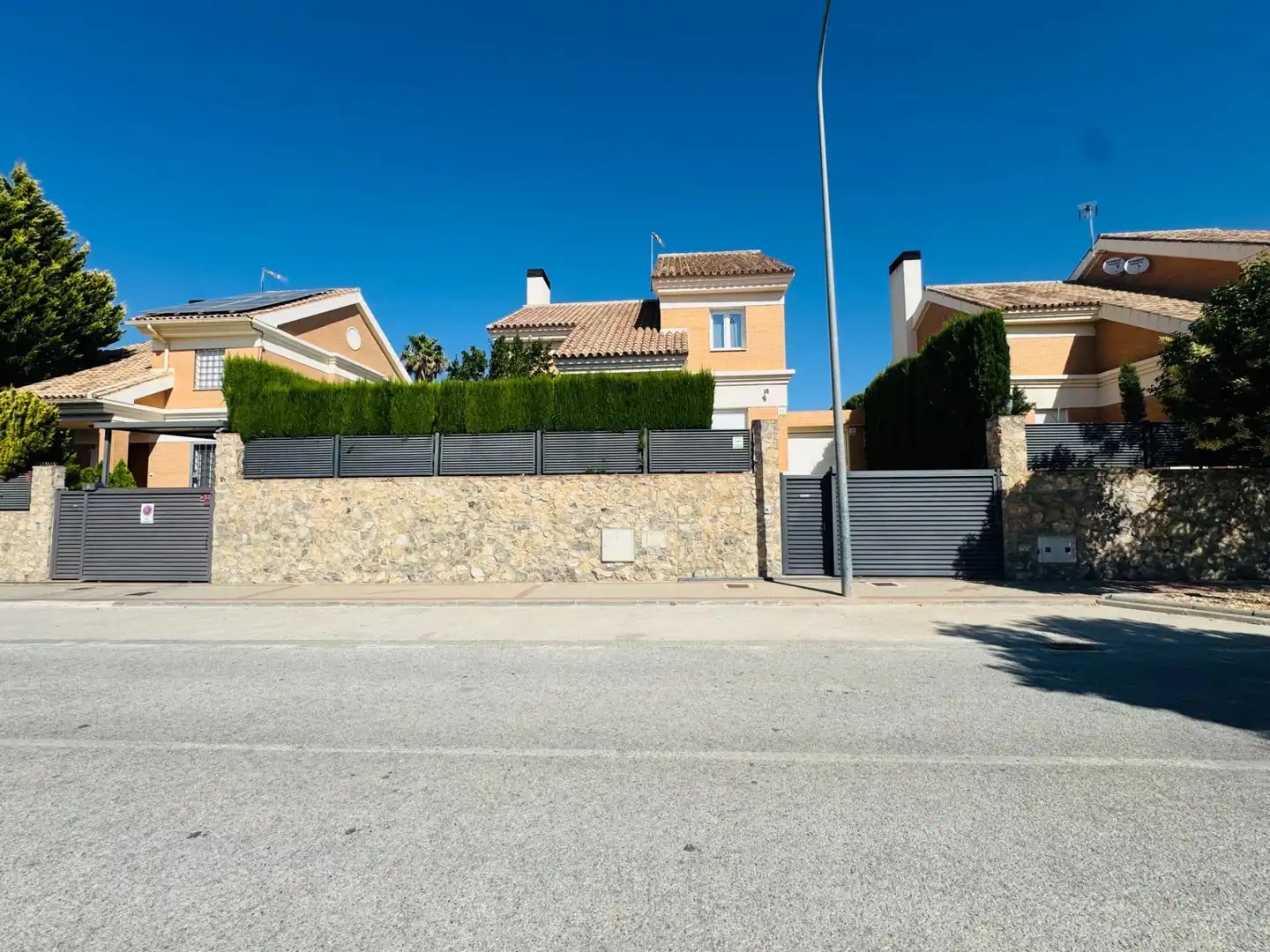 Vista exterior de Casa o xalet de lloguer en Villa de Otura amb Aire condicionat, Calefacció i Jardí privat