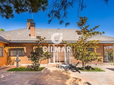 Villa con piscina in vendita a Avenida Principal