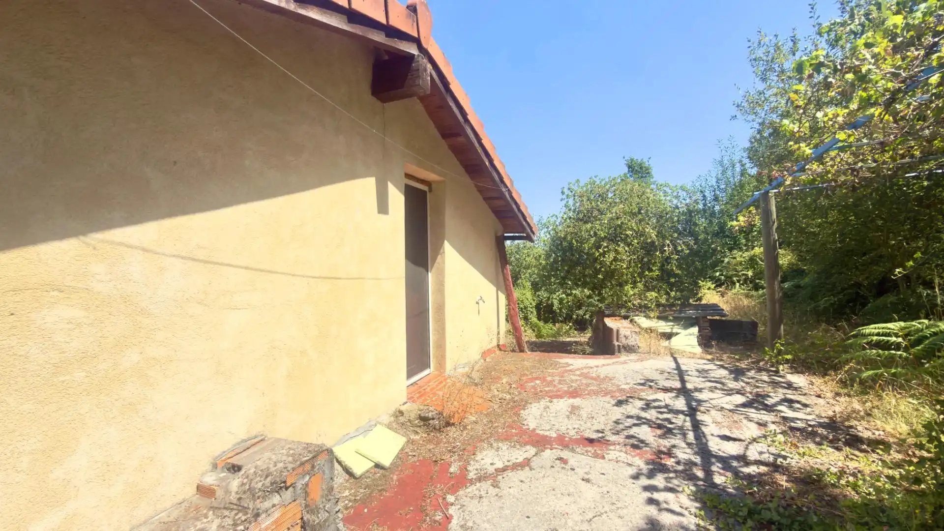 Vista exterior de Finca rústica en venda en Castrelo de Miño amb Jardí privat, Terrassa i Moblat