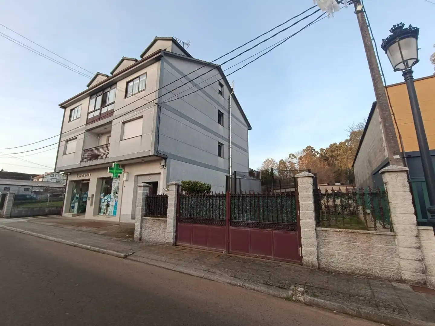 Außenansicht von Wohnung zum Verkauf in Touro mit Privatgarten, Terrasse und Abstellraum