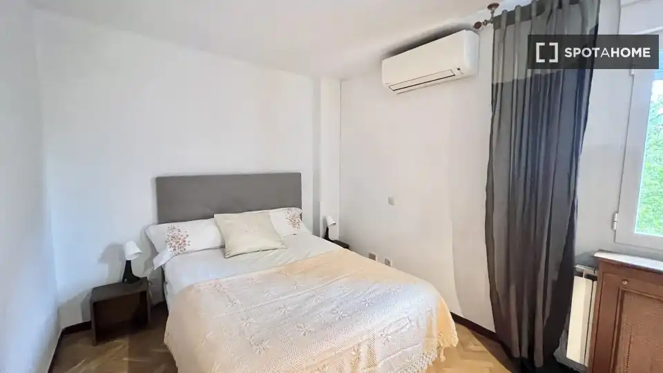 Bedroom of Flat for rent in Madrid  with Air Conditioner, Heating and Furnished