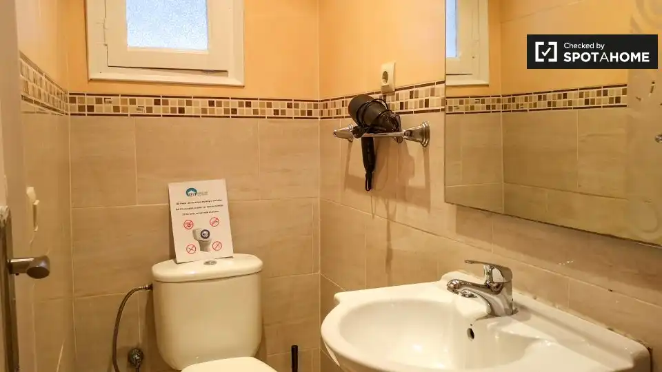 Bathroom of Flat for rent in L'Hospitalet de Llobregat  with Air Conditioner, Heating and Furnished