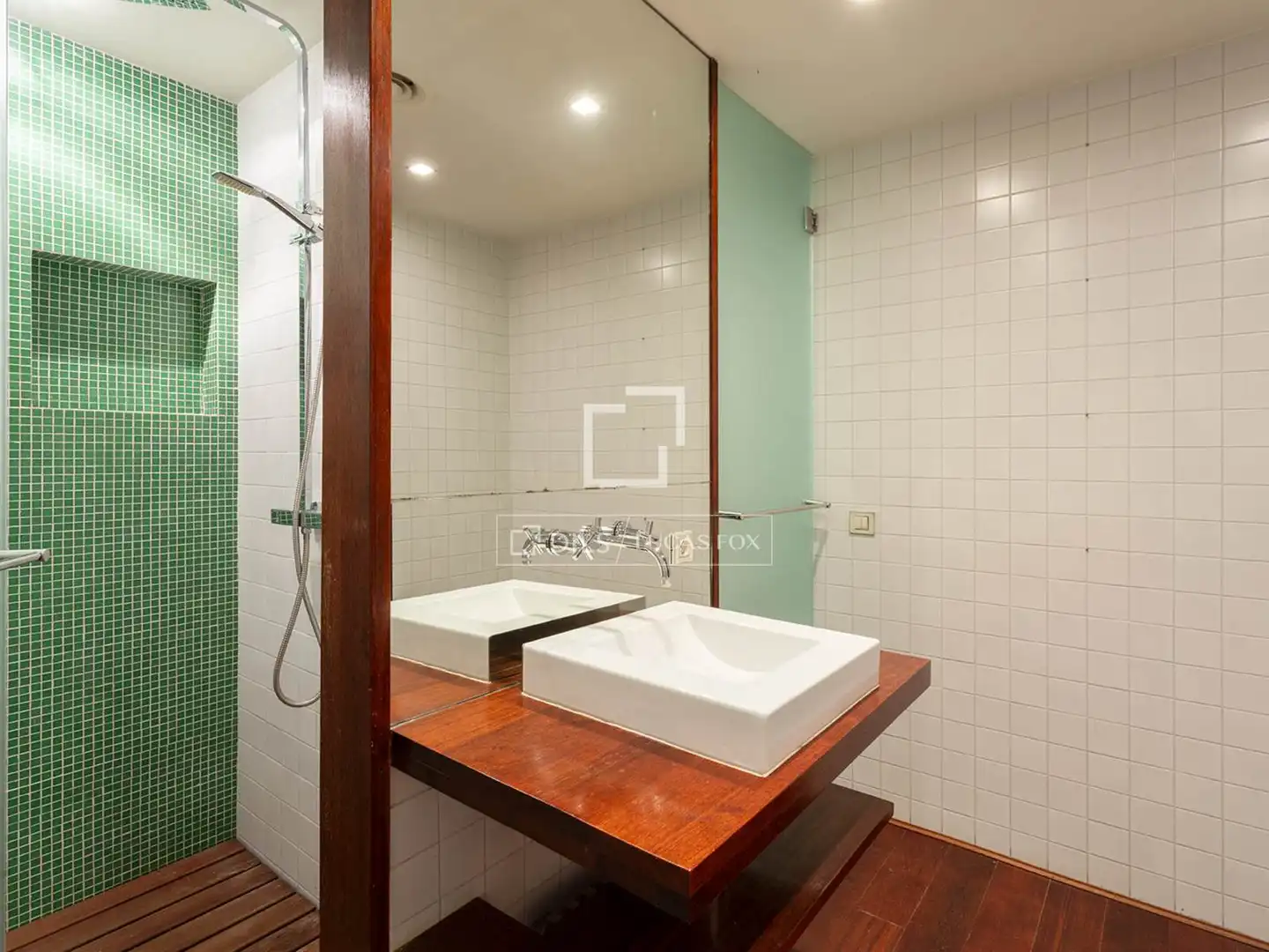 Bathroom of Houses for sale in Barcelona  with Air Conditioner, Terrace and Storage room