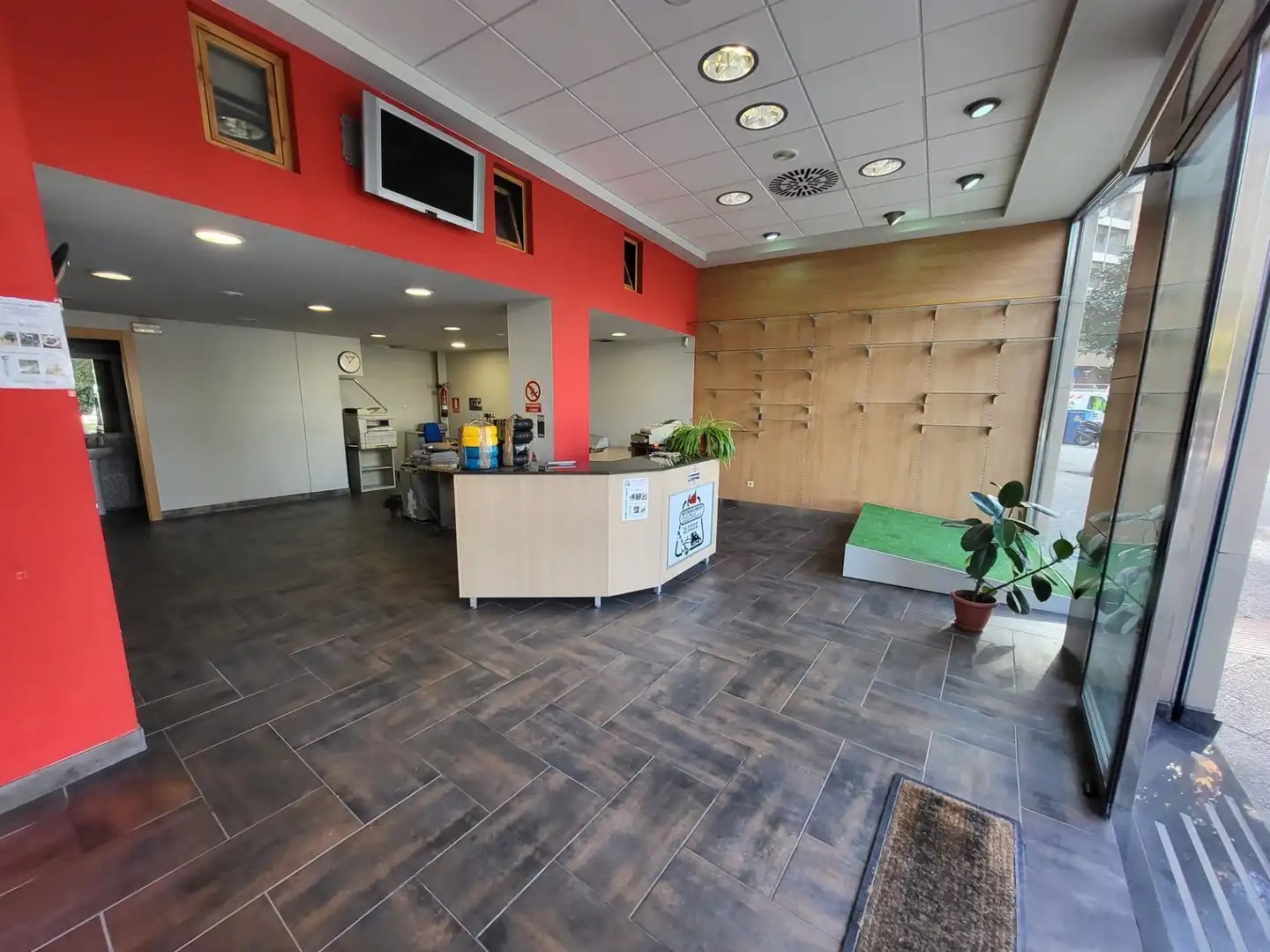 Business premises for sale in Paseo Maria Agustin, imagen 2