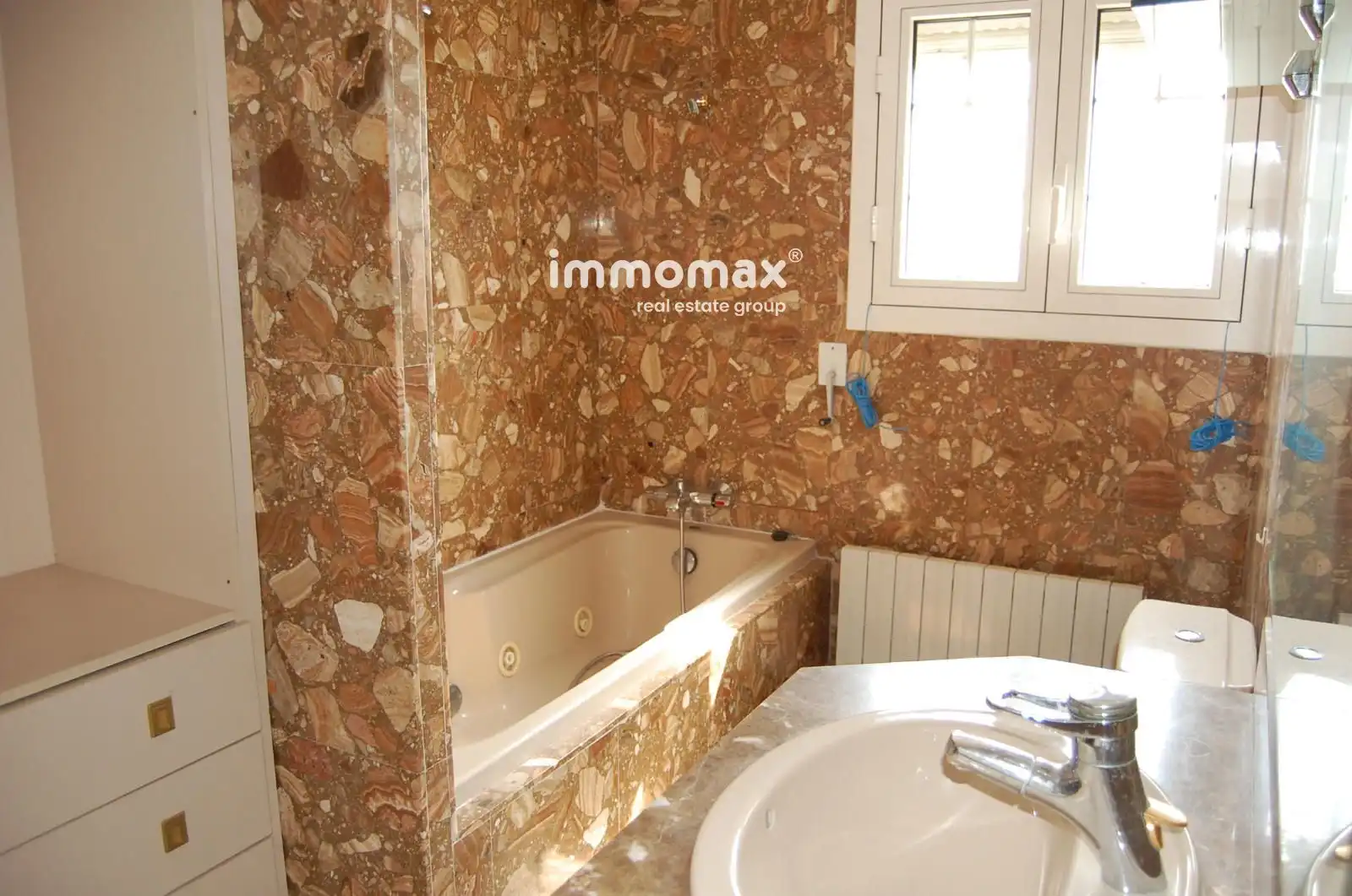 Bany de Casa o xalet en venda en Sant Boi de Llobregat amb Aire condicionat, Calefacció i Terrassa