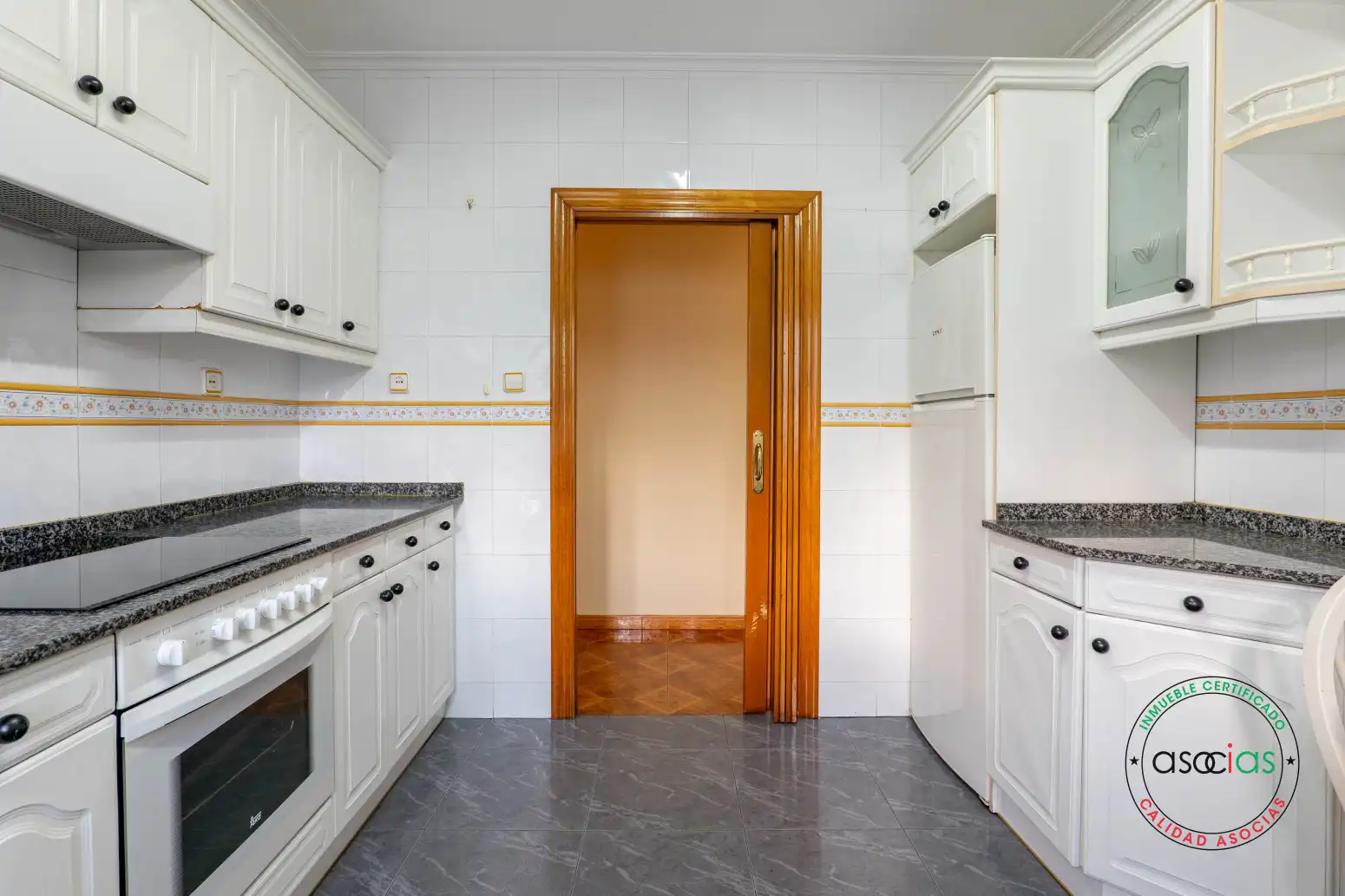 Cocina de Piso en venta en Gijón  con Calefacción y Jardín privado