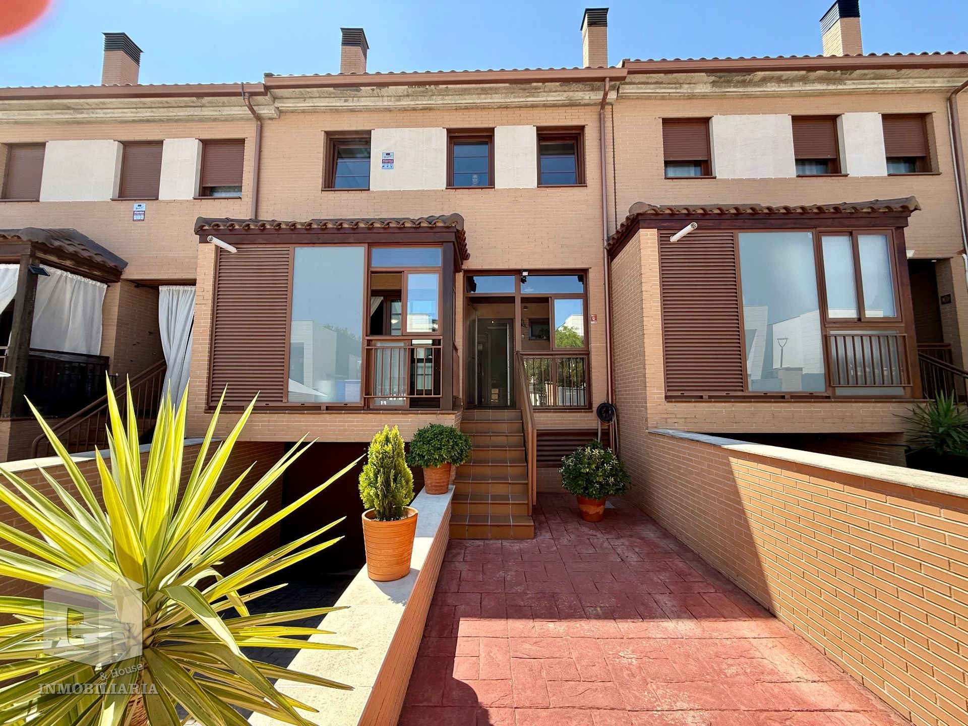 Vista exterior de Casa adosada en venda en Arroyomolinos (Madrid) amb Aire condicionat, Calefacció i Jardí privat