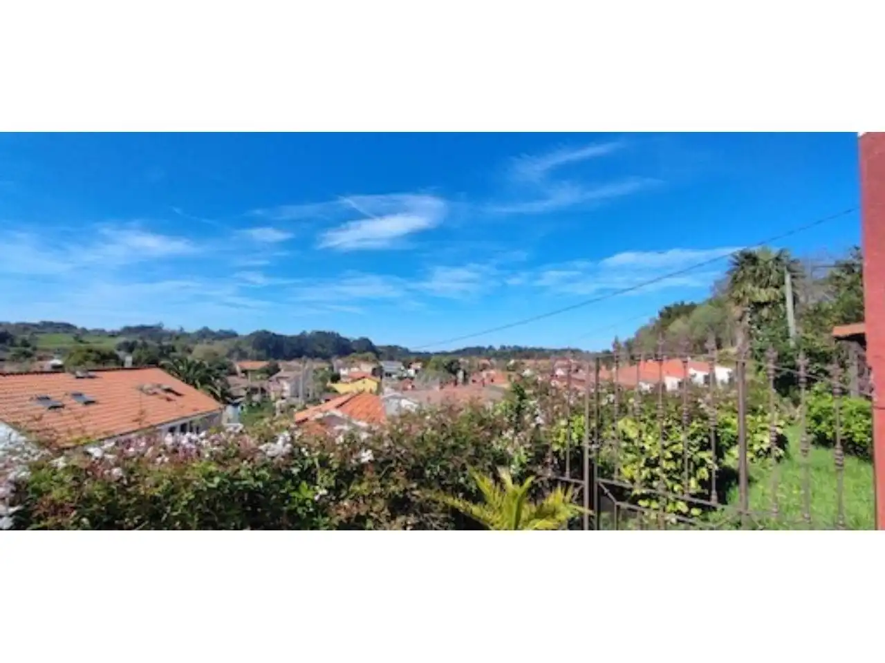 Außenansicht von Einfamilien-Reihenhaus zum Verkauf in Llanes mit Heizung, Privatgarten und Terrasse