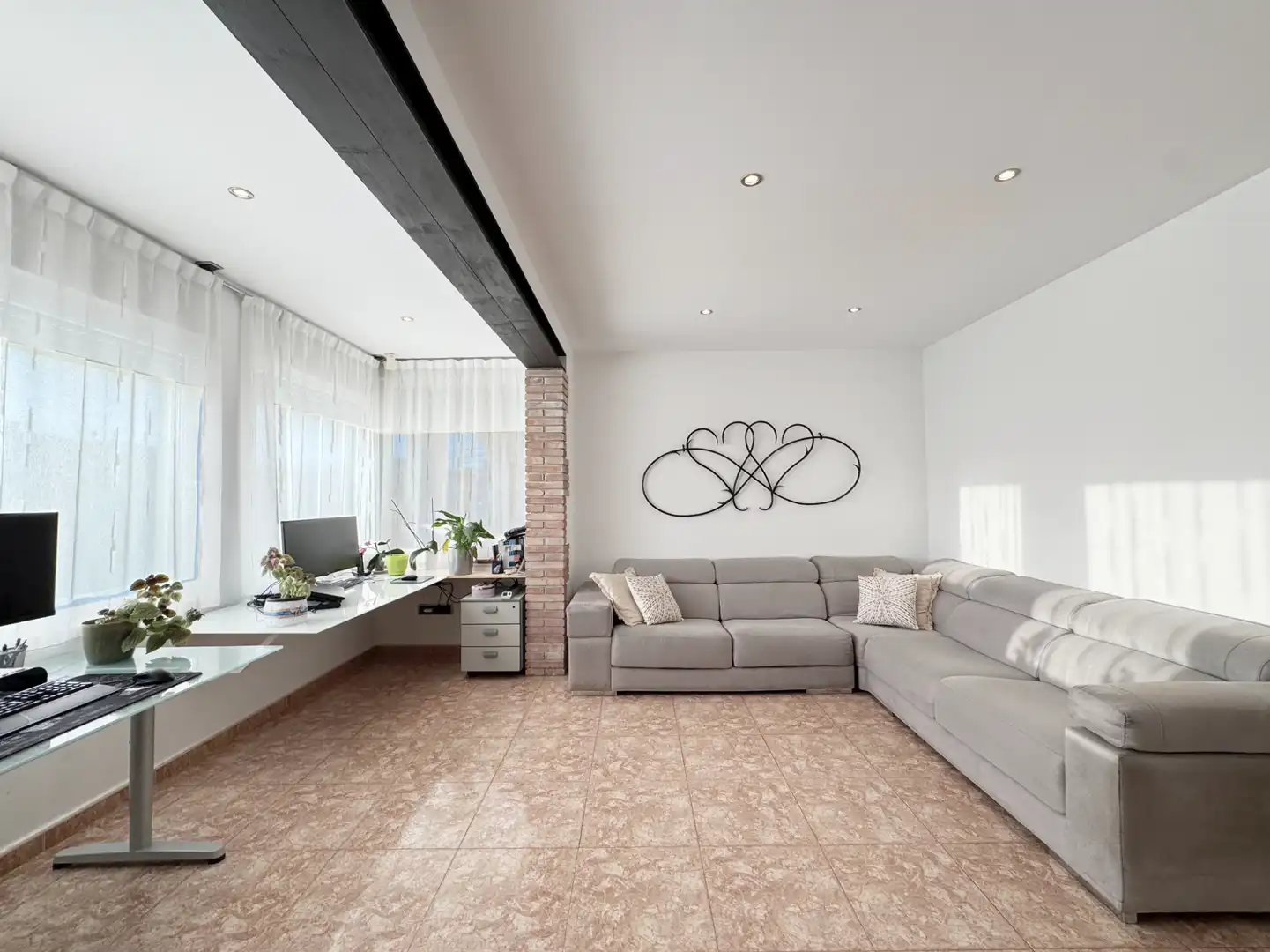 Wohnzimmer von Einfamilien-Reihenhaus zum Verkauf in L'Escala mit Klimaanlage und Terrasse