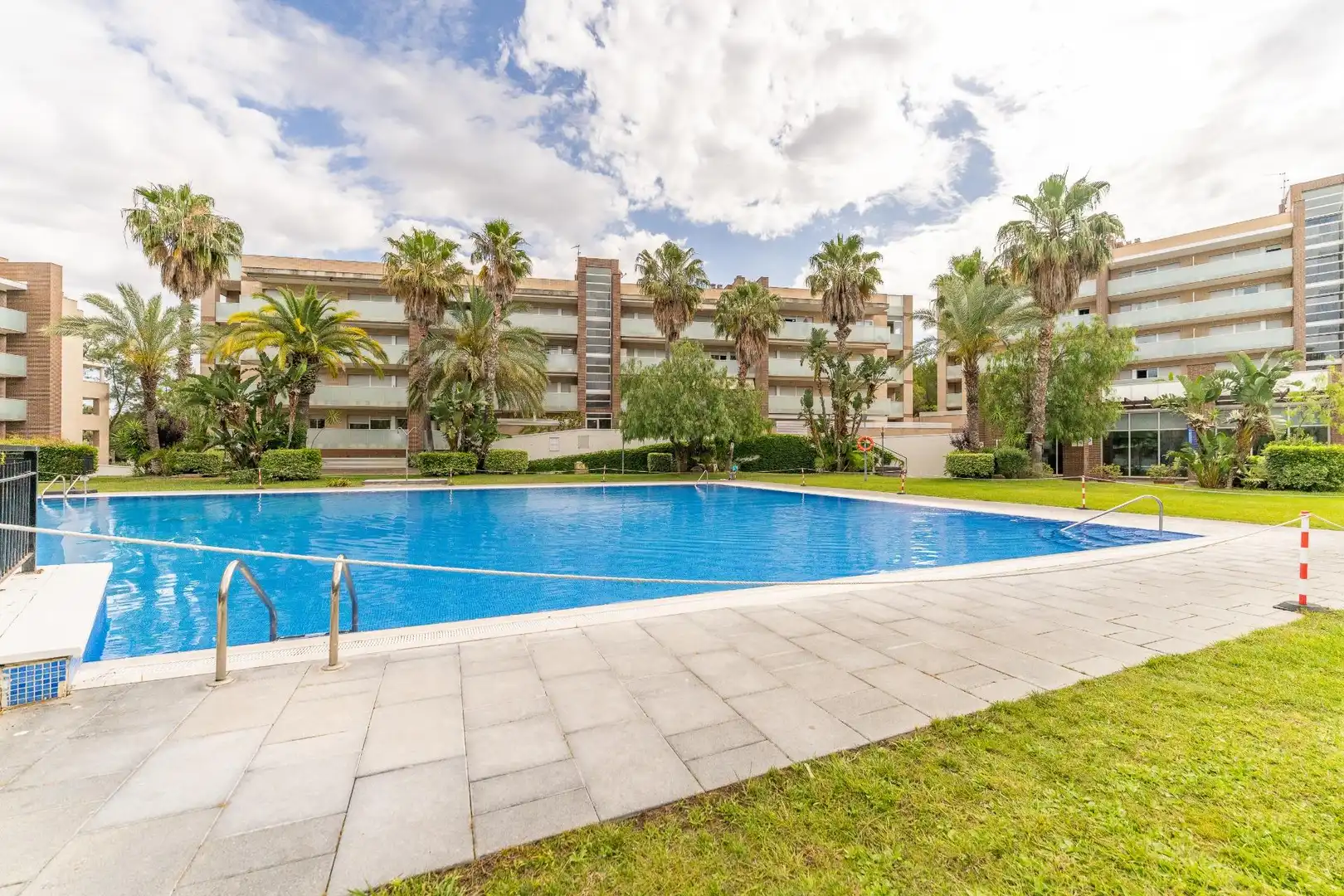 Piscina de Planta baixa en venda en Salou amb Aire condicionat, Calefacció i Jardí privat