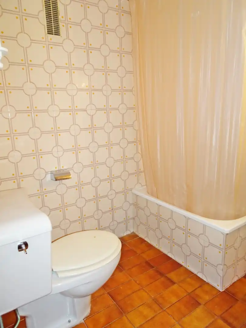 Bany de Apartament de lloguer en Gandia amb Aire condicionat, Terrassa i Moblat