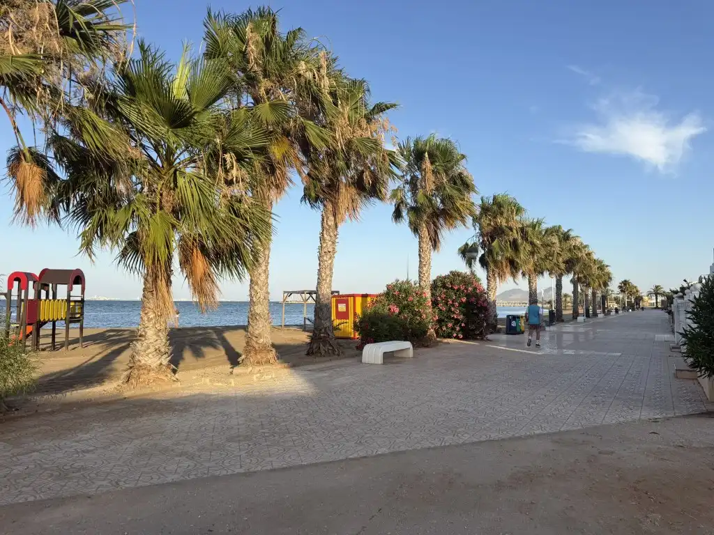 Außenansicht von Wohnungen zum Verkauf in Cartagena mit Klimaanlage und Terrasse