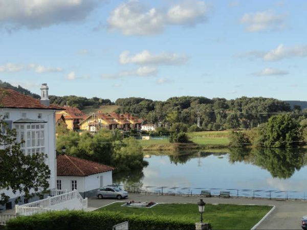 Vista exterior de Pis en venda en Bárcena de Cicero amb Calefacció, Terrassa i Traster